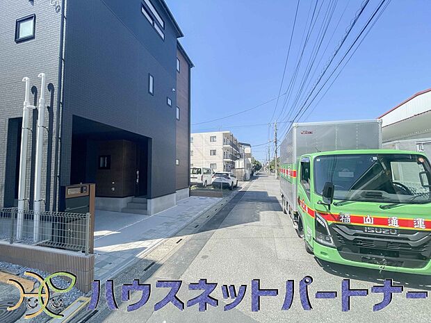 前面道路でお車を駐車するのも楽々。