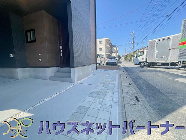 居住者の帰り、訪れる方を優しく迎える・安らぎに満ちた生活空間を予感させる。健やかな暮らしを楽しめそう。