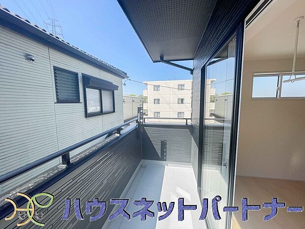陽当りが良いと、洗濯物が乾きやすいですし、湿気やカビの心配も減るので快適です。寒い冬の日でも、日差しが届くと家の中が暖かくなりますね。