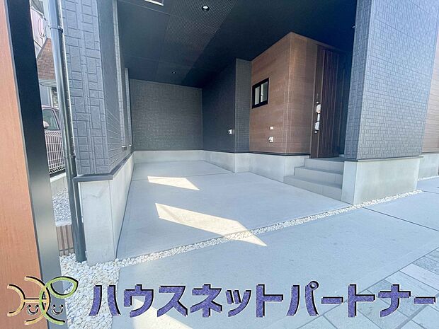 ビルトインガレージは、車がきれい。ビルトインガレージなら「野ざらし、雨ざらし、吹きさらし」になりません。汚れやいたみは減り、車の掃除もラクになります。