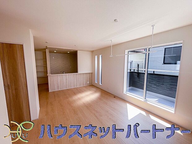 お料理できたらカウンターから手渡しができます。家族で会話をしながらお料理を楽しく。