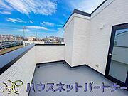 ワイドバルコニー。通路を広く確保し、洗濯物をゆったりと干すことができます。また、プランターを飾ったり、ガーデンチェアなどを置けば、快適なアウトドアリビングにもなります。