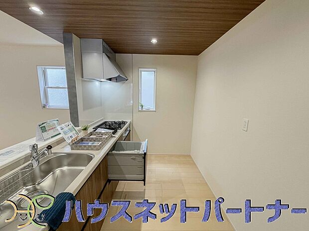 カウンターキッチンは広くて収納力もあるので、快適に料理をすることができます。食器や炊事用具を手の届くところに配置しやすいため調理もスピーディーです。