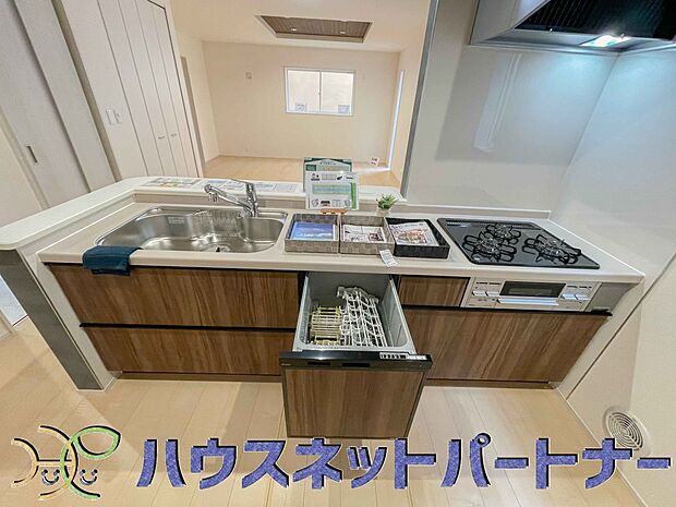 ビルトイン食器洗乾燥機完備。家事のお手伝いをしてくれる奥様の味方です。食器を洗っている間にお掃除など、様々なシーンで家事の時短に役立つ食洗機。省スペースのビルトインタイプを採用致しました。