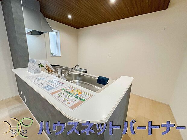 家族の様子を見ながらキッチンでお料理。一日の出来事を会話しながらの家事は嬉しいコミュニケーション。