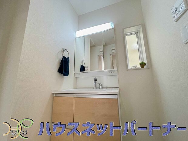 大きく見やすい三面鏡で清潔感ある洗面台は、身だしなみチェックや肌のお手入れに最適です。何かと物が増える場所だからこそ、スッキリと見映えの良い空間に拵えました。
