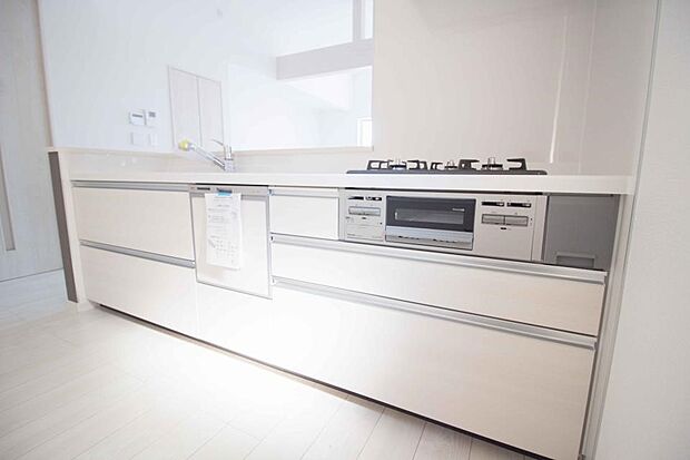 カウンターキッチンは広くて収納力もあるので、快適に料理をすることができます。食器や炊事用具を手の届くところに配置しやすいため調理もスピーディーです。