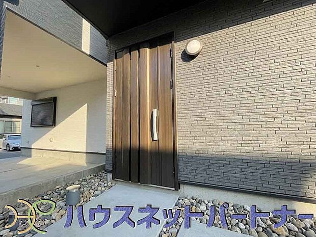 玄関前に季節のお花を置いて可愛く演出してみてはいかがですか。楽しいお家造りが待っています。
