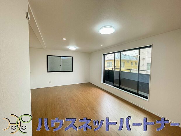 整然とした空間演出、快適な理想の暮らしの実現は家のみの拘りではなく、そこで暮らす方々にとって素敵な環境であることも挙げられると思います。四季折々の変化が奏でる鼓動を楽しんで下さい。
