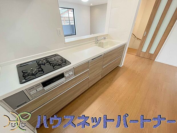 三口コンロで料理の幅を拡げてくれる使いやすいシステムキッチンを採用。洗い場も大きいので野菜や食器を洗ったりする際にも捗り、奥様の強い味方となってくれるはずです。