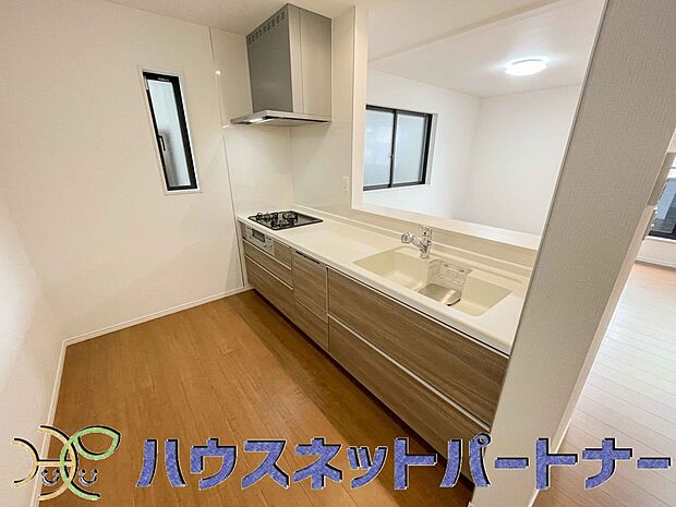 明るく開放的なオープンキッチン。家族とのコミュニケーションが取りやすく、みんなの笑顔が溢れます。