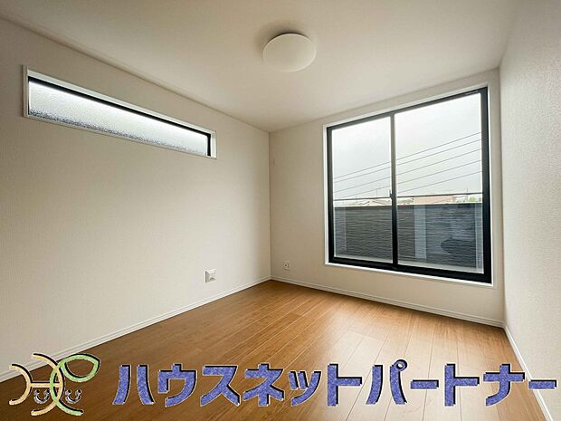 バルコニーに直接出入りできるお部屋です。ちょっと外の空気を吸いたい時や、ベランダでミニガーデニングなども楽しめそうです。