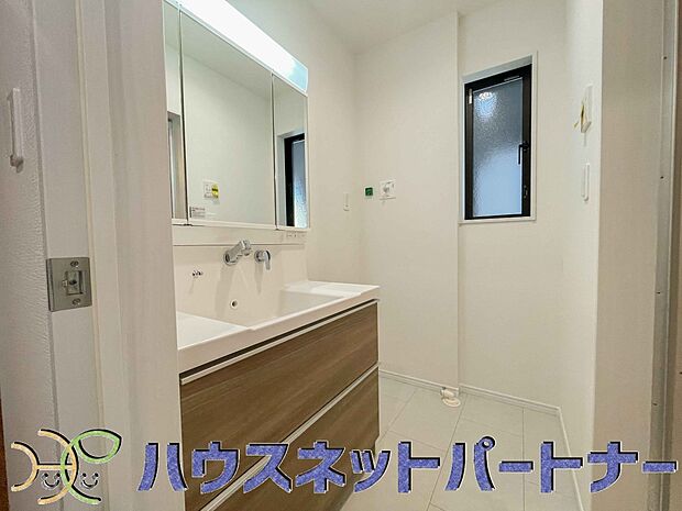 十分な大きさの洗面台は、身だしなみチェックや歯磨きなど、朝の慌ただしい時間でもホテルライクなスペースで余裕とゆとりを感じて頂けます。