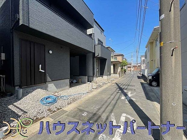 前面道路でお車を駐車するのも楽々。