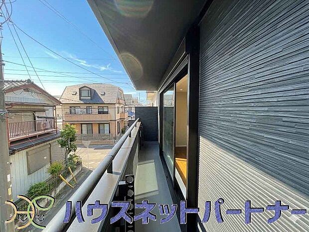 青い空が近くに感じるバルコニーは、爽やかな風をお部屋へ運んでくれます。