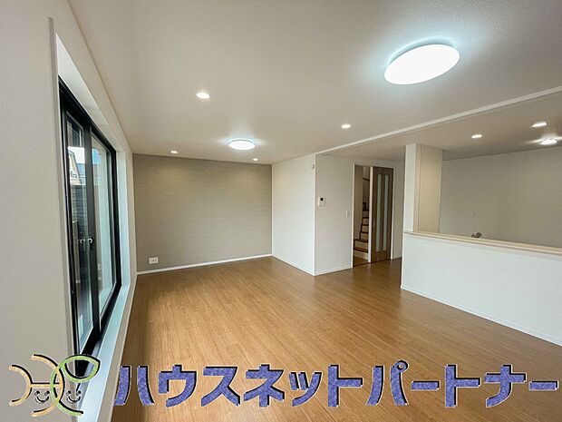 リビングは、食事スペースと寛げる場所設けてもまだ余裕の広さ。明るい光が照らしてくれます。