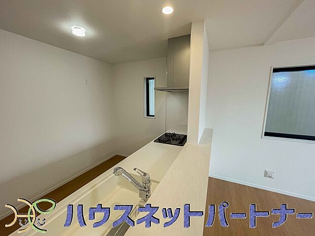 カウンターキッチンは広くて収納力もあるので、快適に料理をすることができます。食器や炊事用具を手の届くところに配置しやすいため調理もスピーディーです。