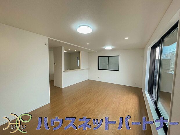通風・採光に優れ、心地よい光と風が溢れています。 贅沢で豊かな居住性と、プライドを満たすクオリティが見事に調和した住空間。新築ならではの快適なひとときをご体感頂ける筈です。