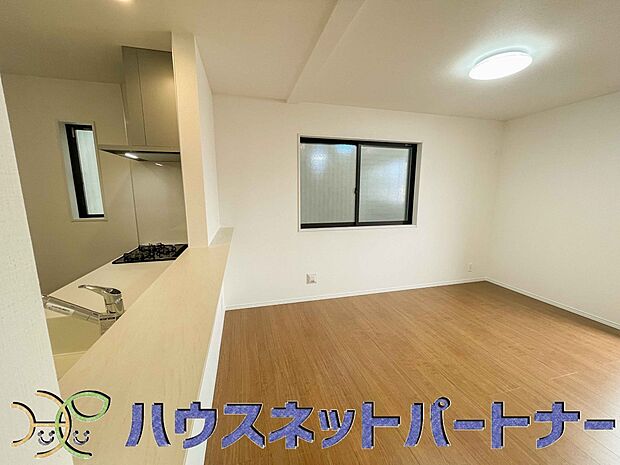 キッチンカウンターがあると配膳が楽なことがメリットの一つ。後片付けをするときも、ダイニングテーブルからあまり動かずに流し台へ運ぶことができるので便利です♪