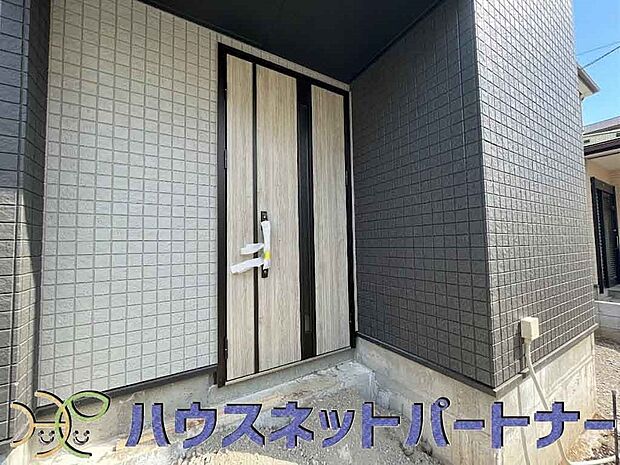 玄関の扉を開けると家族の待つお家。幸せを感じる瞬間です。