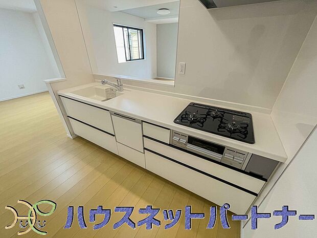 三口コンロで料理の幅を拡げてくれる使いやすいシステムキッチンを採用。洗い場も大きいので野菜や食器を洗ったりする際にも捗り、奥様の強い味方となってくれるはずです。
