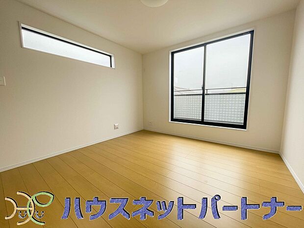 バルコニーに直接出入りできるお部屋です。ちょっと外の空気を吸いたい時や、ベランダでミニガーデニングなども楽しめそうです。