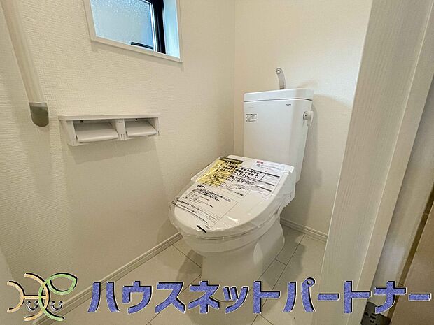 小窓を設置する事により明るく、通気性の良いトイレとなっております。中はゆとりのある大きさを確保しておりますので、ゆったりとお使い頂けます。