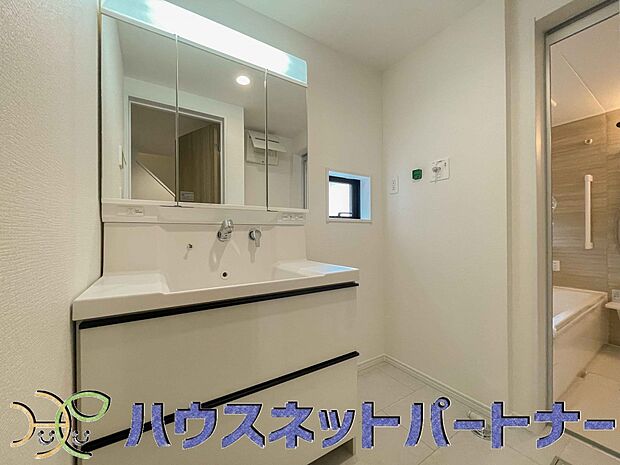 洗面室のある脱衣所は広々。脱いだお洋服をそのままお洗濯。
