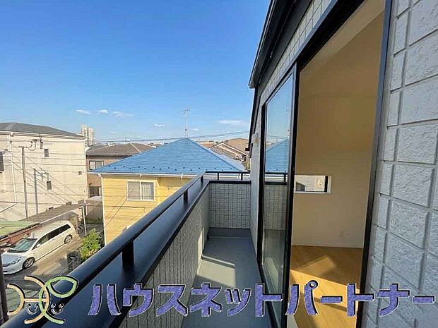 陽当りが良いと、洗濯物が乾きやすいですし、湿気やカビの心配も減るので快適です。寒い冬の日でも、日差しが届くと家の中が暖かくなりますね。