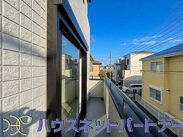 青い空が近くに感じるバルコニーは、爽やかな風をお部屋へ運んでくれます。