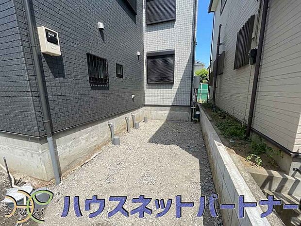 玄関横に駐車場なのでお買い物をした後は楽にお家へ。沢山お買物した時は助かりますね。