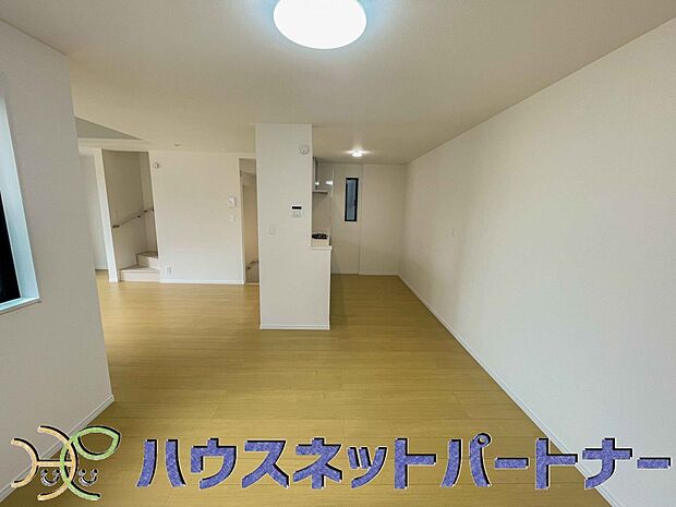 リビングは、食事スペースと寛げる場所設けてもまだ余裕の広さ。明るい光が照らしてくれます。