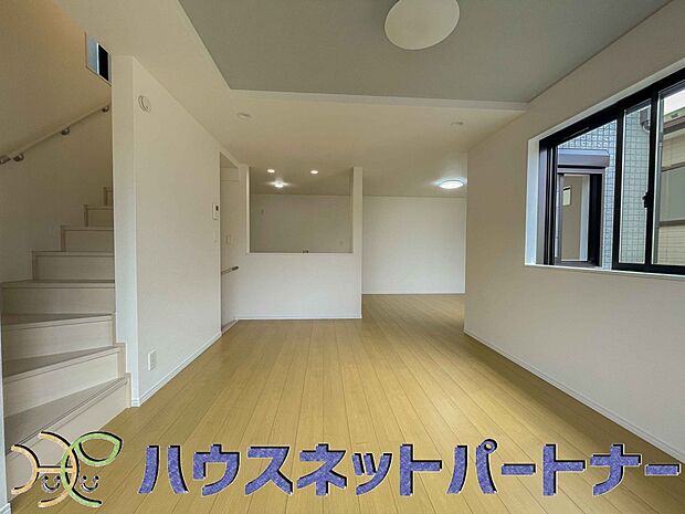 忙しい朝でも家族揃って食事をして頂ける、ゆとりある大きさのダイニングスペース。奥様の手料理をカウンター越しに受けとって頂き、テーブルで囲む素敵な時間を存分にお愉しみ下さい。
