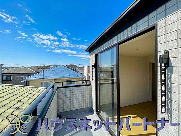 周辺は高い建物が無く、解放感が感じられます。