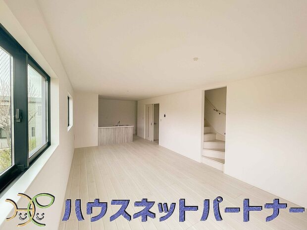 階を移動する際にリビングを通る、リビングイン階段。自然なかたちで家族が集まるため、お子様の個室が1階や3階にある場合でも、毎日の挨拶や会話が増えやすくなります。