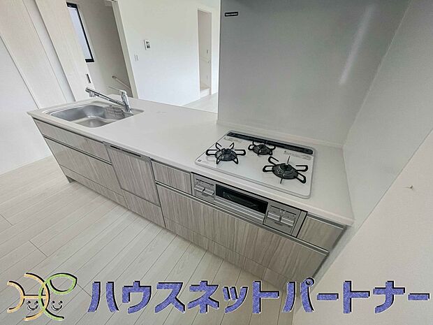 三口コンロで料理の幅を拡げてくれる使いやすいシステムキッチンを採用。洗い場も大きいので野菜や食器を洗ったりする際にも捗り、奥様の強い味方となってくれるはずです。