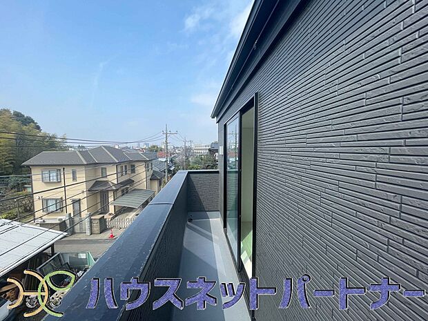 太陽の光が燦々と降り注ぐ広さのあるバルコニーで毎日のお洗濯も快適に。太陽は心を元気にしてくれますよね。