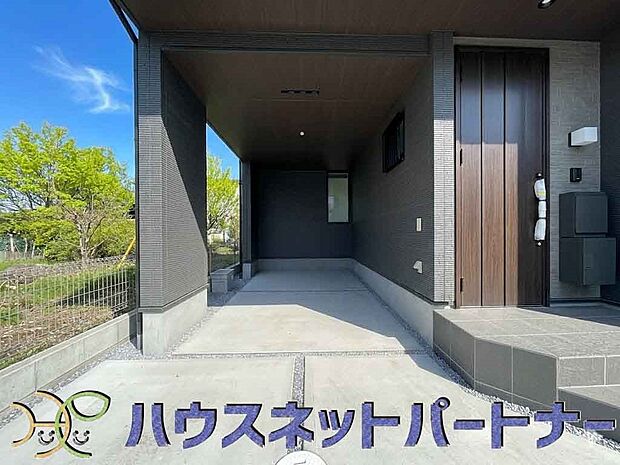 ビルトインガレージは、雨に濡れない。激しい雨の日に買い物から帰ってきたときなど、荷物も自分も濡れずに家の中に入れることは、奥さまにとってもうれしいはず。