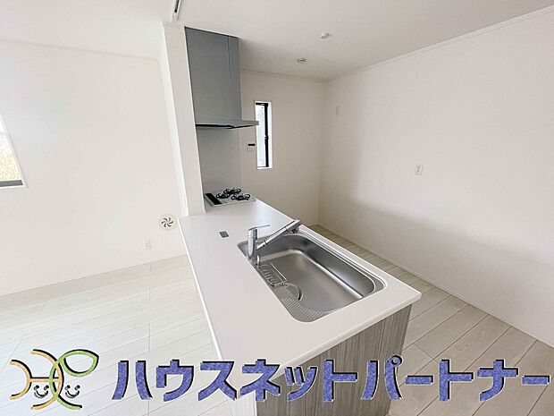 キッチン吊戸棚を無くす事によって、コミュニケーションを重視した設計に致しました。区画によって変わる一体感を、実際にご覧になって頂けましたらと思います。