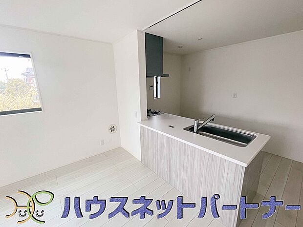 キッチンカウンターがあると配膳が楽なことがメリットの一つ。後片付けをするときも、ダイニングテーブルからあまり動かずに流し台へ運ぶことができるので便利です♪