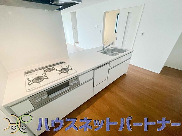 三口コンロで料理の幅を拡げてくれる使いやすいシステムキッチンを採用。洗い場も大きいので野菜や食器を洗ったりする際にも捗り、奥様の強い味方となってくれるはずです。
