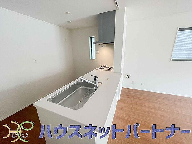 人工大理石のワークトップやシンクは、水を流しただけできれいになったように見えます。白いキッチンは明るく清潔感があり、とっても素敵です。