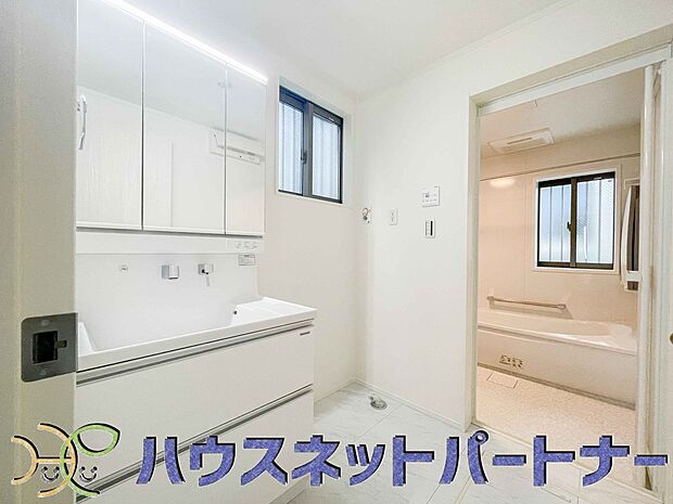 洗面室のある脱衣所は広々。脱いだお洋服をそのままお洗濯。