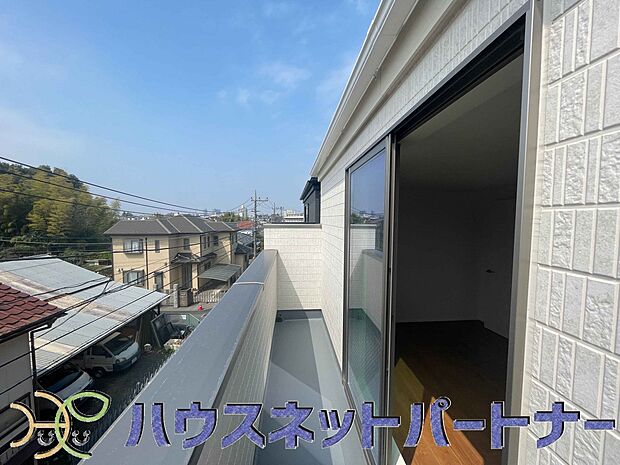 青い空が近くに感じるバルコニーは、爽やかな風をお部屋へ運んでくれます。