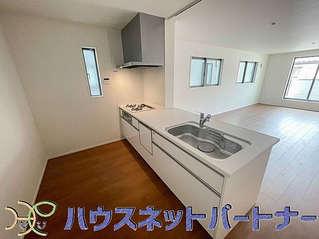 食洗機完備なので冬場の冷たい洗い物や忙しい主婦だからこそ食洗機をかけてる間に他の家事をこなすこともできちゃいますね。