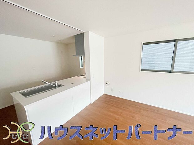 家族の様子を見ながらキッチンでお料理。一日の出来事を会話しながらの家事は嬉しいコミュニケーション。