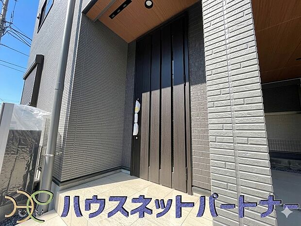 玄関の扉を開けるとそこは家族の待つお家。笑い声が聞こえてきそう。