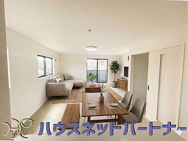 太陽の光が照らす明るいリビングは、開放感があり通風・採光に優れ、心地よい光と風が舞い込んできます。心休まるリビングは何よりも快適な時間を過ごせます。(家具はイメージです)
