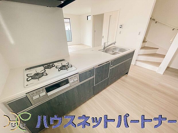 三口コンロで料理の幅を拡げてくれる使いやすいシステムキッチンを採用。洗い場も大きいので野菜や食器を洗ったりする際にも捗り、奥様の強い味方となってくれるはずです。