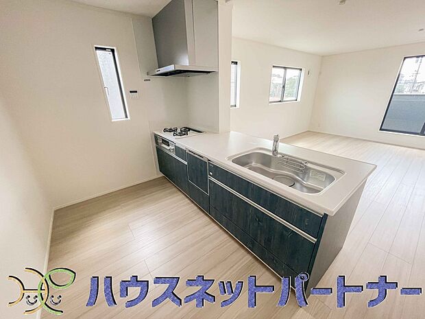 カウンターキッチンは広くて収納力もあるので、快適に料理をすることができます。食器や炊事用具を手の届くところに配置しやすいため調理もスピーディーです。